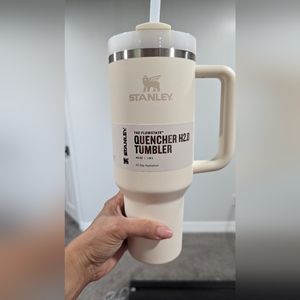 Stanley 40oz H2O Flowstate Quencher tumbler | CREAM